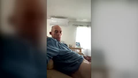 Snapshot of hungbull81 chatting on May 2026 03:35:02 AM hungbull81 online show from May 2026 03:35:02 AM