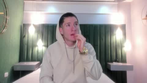 hunterheat_ online show from November 2025 12:20:01 PM