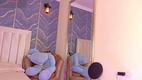 iam_nicolle online show from November 2025 01:58:02 PM