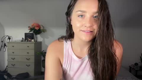 Snapshot of iamcrystalann chatting on November 2025 06:42:02 PM Crystal online show from November 2025 06:42:02 PM