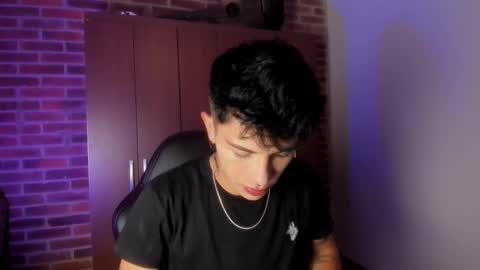 Andrew online show from November 2025 07:57:01 PM