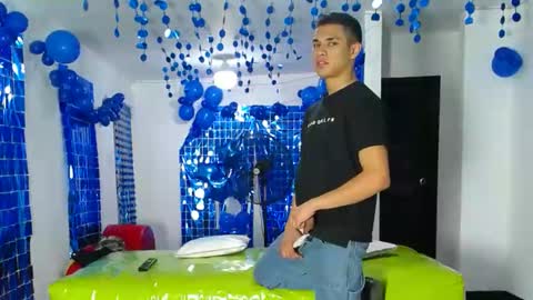 Snapshot of icevermilk chatting on December 2024 06:16:02 PM THOMAS AND DAMIAND online show from December 2024 06:16:02 PM