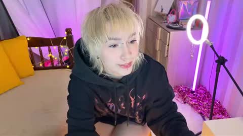 Emmy  help me reach 100 thumbs up online show from February 2026 08:05:02 PM