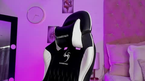 imtami04 online show from April 2026 05:32:01 PM