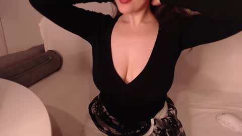 Lin online show from November 2025 07:35:01 PM