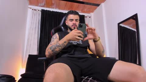 Snapshot of insolemnia chatting on April 2026 01:58:02 AM Brayan Chavez online show from April 2026 01:58:02 AM