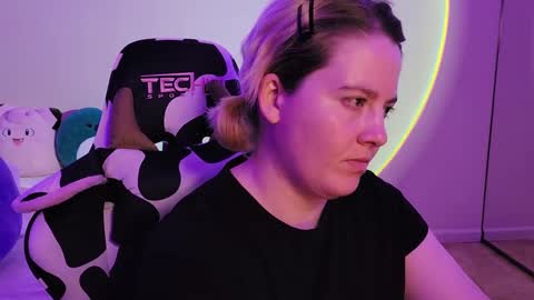 Snapshot of internetfairy_xo chatting on December 2024 06:26:02 PM Faye online show from December 2024 06:26:02 PM