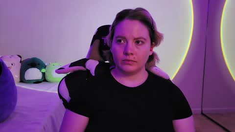 Snapshot of internetfairy_xo chatting on December 2024 01:11:02 PM Faye online show from December 2024 01:11:02 PM