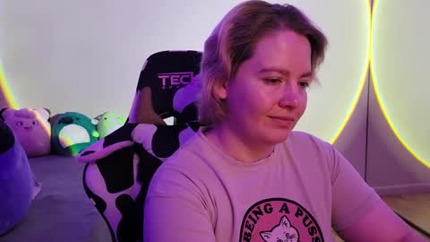 Snapshot of internetfairy_xo chatting on December 2024 08:12:02 PM Faye online show from December 2024 08:12:02 PM