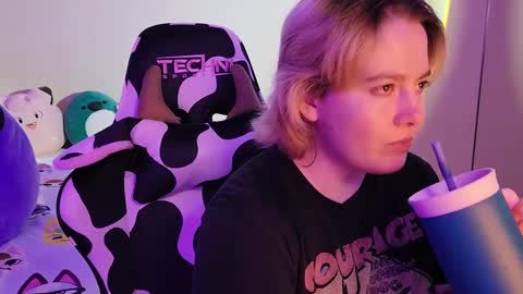 Snapshot of internetfairy_xo chatting on December 2024 01:56:01 AM Faye online show from December 2024 01:56:01 AM