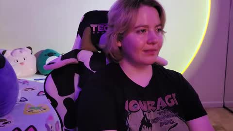 Snapshot of internetfairy_xo chatting on December 2024 04:59:02 AM Faye online show from December 2024 04:59:02 AM