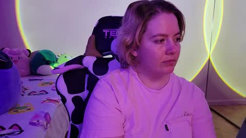 Snapshot of internetfairy_xo chatting on January 2025 06:24:02 AM Faye online show from January 2025 06:24:02 AM