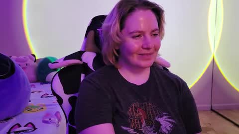 Snapshot of internetfairy_xo chatting on February 2025 10:17:02 AM Faye online show from February 2025 10:17:02 AM