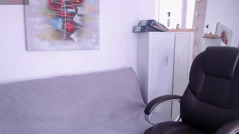 Queen Iris online show from April 2026 04:48:01 PM