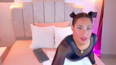 Isabella online show from October 2025 10:42:02 PM