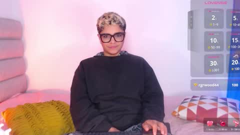 Isabella Mout  online show from January 2026 12:26:02 AM