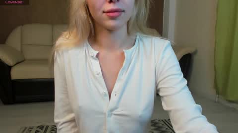 Snapshot of islanomi chatting on September 2025 06:10:02 PM Polly online show from September 2025 06:10:02 PM