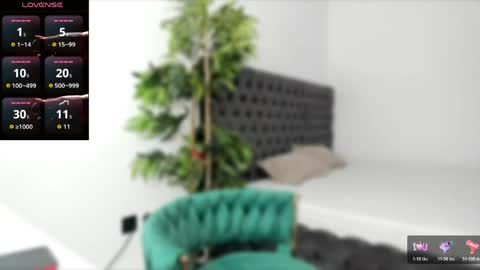 Snapshot of issabellaa chatting on April 2026 05:10:01 AM Issy online show from April 2026 05:10:01 AM