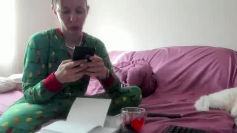 Snapshot of issabelle_69 chatting on June 2026 04:08:01 AM Issabelle online show from June 2026 04:08:01 AM