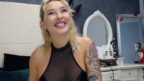 IssaSmyth online show from October 2025 06:55:02 AM