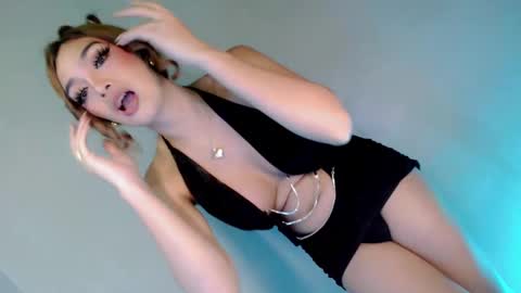 Snapshot of its_me_hedone chatting on February 2025 10:52:02 PM Pixie online show from February 2025 10:52:02 PM
