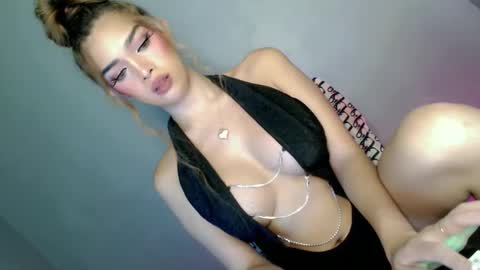 Snapshot of its_me_hedone chatting on February 2025 04:24:02 AM Pixie online show from February 2025 04:24:02 AM