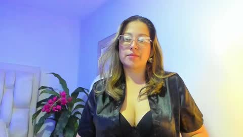 N A T H A L Y   online show from September 2025 04:01:01 PM