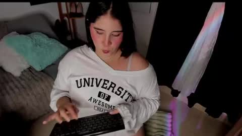 Snapshot of ivy_velvet chatting on June 2026 01:47:02 AM I V Y online show from June 2026 01:47:02 AM