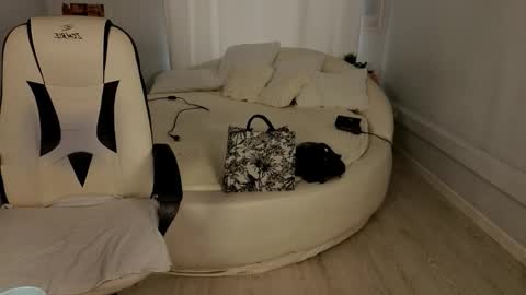 IVY - Follow me 3 online show from October 2025 09:33:01 AM