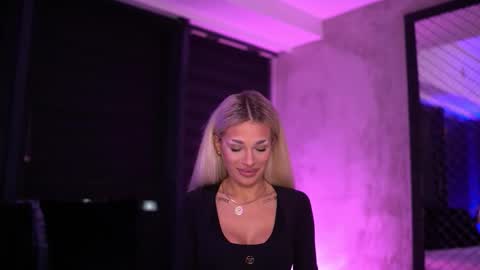 IvyRowa online show from November 2025 06:06:01 PM