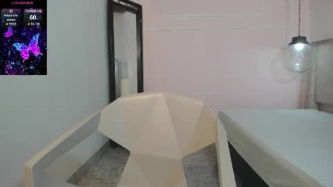 izelevans online show from March 2026 01:05:01 PM