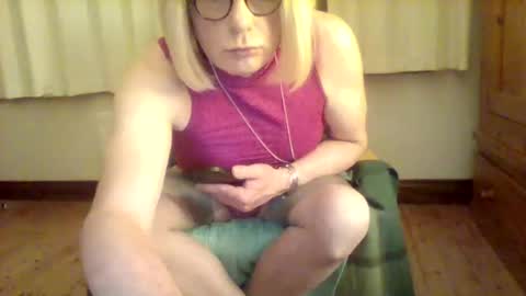 Snapshot of izzy_mchoney chatting on May 2026 12:18:01 AM izzy_mchoney online show from May 2026 12:18:01 AM