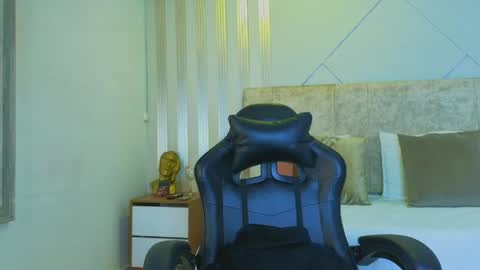 j_belle_ online show from April 2026 01:53:01 PM