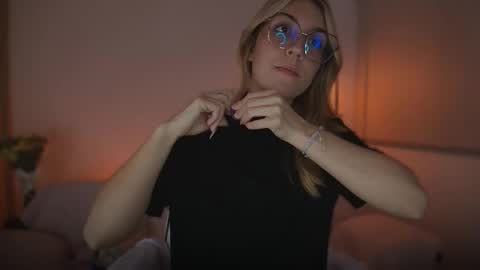 Linda Sofia help me get to 100 thumbs up online show from September 2025 04:14:02 AM