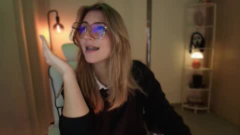 Linda Sofia help me get to 100 thumbs up online show from December 2025 04:06:01 AM