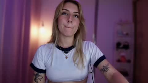 Snapshot of jacky_croft chatting on May 2026 02:17:01 AM Linda Sofia help me get to 100 thumbs up online show from May 2026 02:17:01 AM