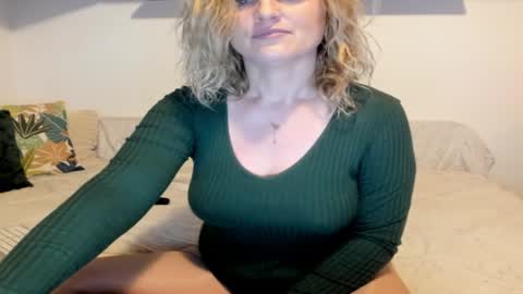 Snapshot of jadore_able82 chatting on February 2025 02:38:01 AM elena online show from February 2025 02:38:01 AM