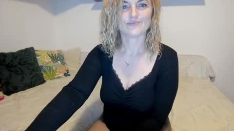 Snapshot of jadore_able82 chatting on February 2025 02:35:02 AM elena online show from February 2025 02:35:02 AM