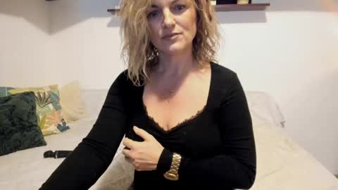 Snapshot of jadore_able82 chatting on February 2025 02:45:01 AM elena online show from February 2025 02:45:01 AM