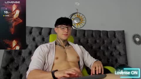 Snapshot of jeins_carter chatting on January 2025 01:38:02 PM JC online show from January 2025 01:38:02 PM