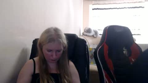 Snapshot of jenisandpeter chatting on June 2026 05:17:02 PM JenisAndPeter online show from June 2026 05:17:02 PM
