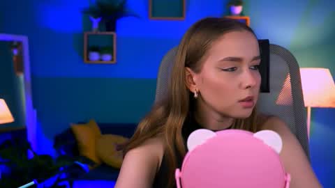 Jennifer online show from September 2025 08:20:02 PM