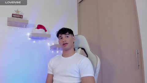 Snapshot of jimmy_leeh_ chatting on December 2024 10:49:02 PM Jimmy Leeh online show from December 2024 10:49:02 PM