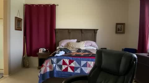 Snapshot of jimmyaaron chatting on November 2025 07:30:01 PM Dad of Three online show from November 2025 07:30:01 PM