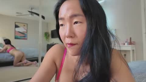 Jiwon online show from December 2025 10:37:01 PM