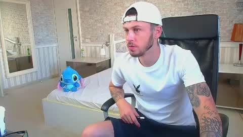 Snapshot of jonahshaw chatting on July 2026 04:17:02 AM JonahShaw online show from July 2026 04:17:02 AM