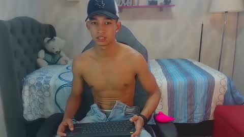 Snapshot of jose_sexycumm chatting on January 2025 07:58:02 PM jose_sexycumm online show from January 2025 07:58:02 PM