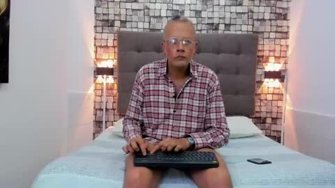 JUAN  online show from April 2026 07:04:02 PM