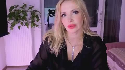 Goddess Julia online show from September 2025 06:18:02 PM