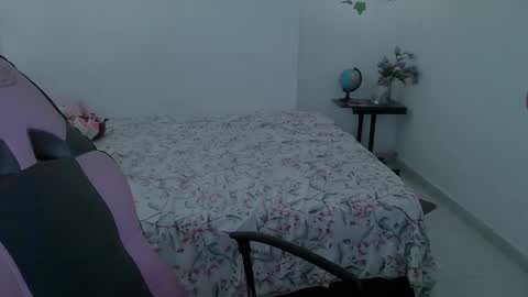 Snapshot of juicy_elenxx chatting on October 2025 06:06:01 PM EleN online show from October 2025 06:06:01 PM